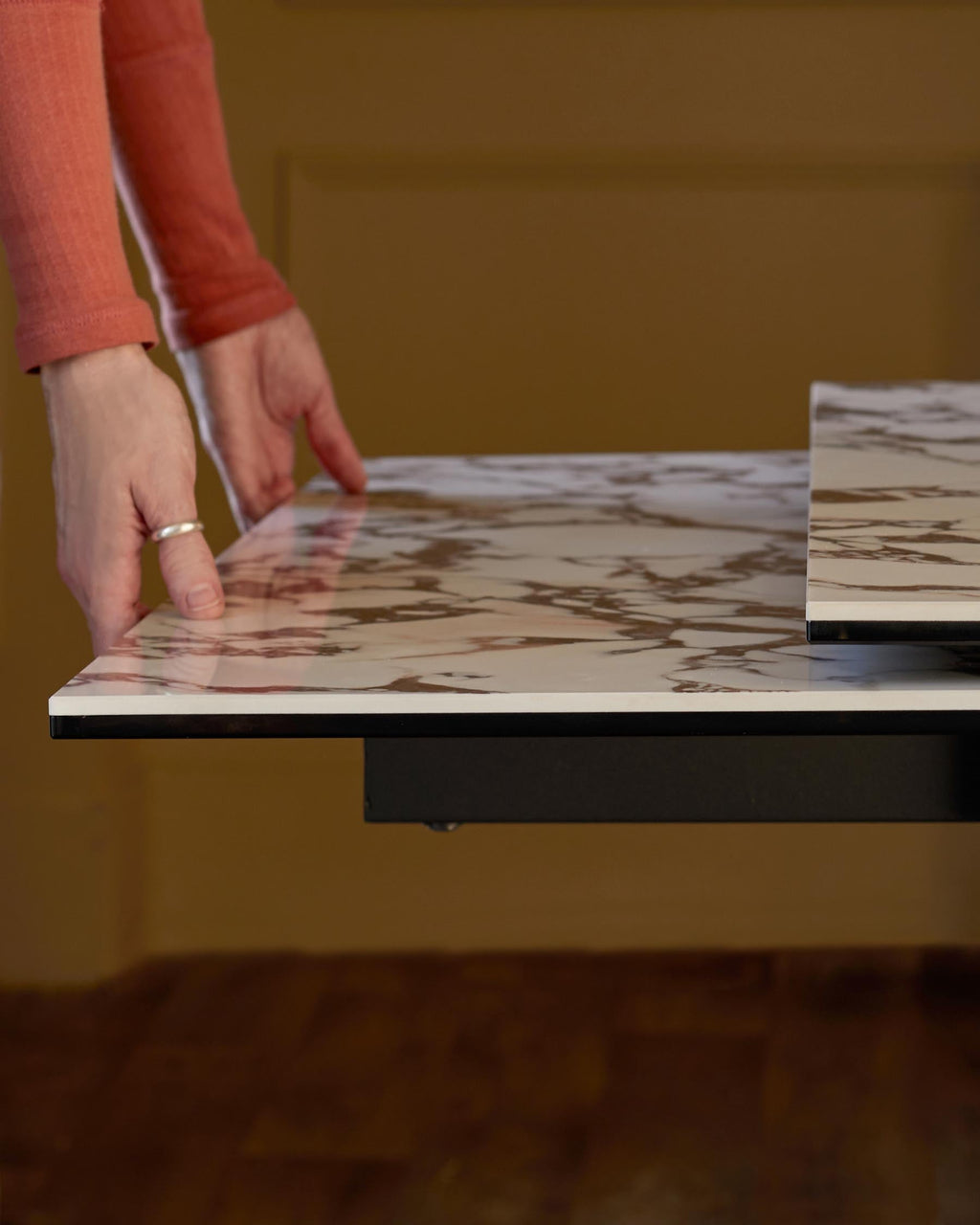 Table de salle à manger extensible Calenzano en céramique blanche Calacatta, 8 à 10 couverts