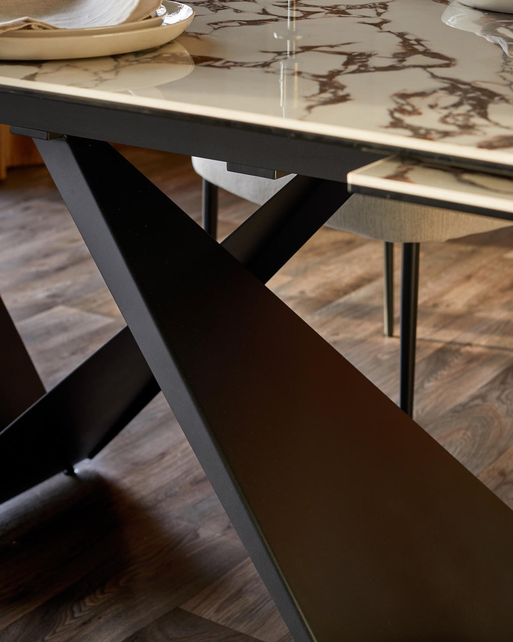 Table de salle à manger extensible Calenzano en céramique blanche Calacatta, 8 à 10 couverts