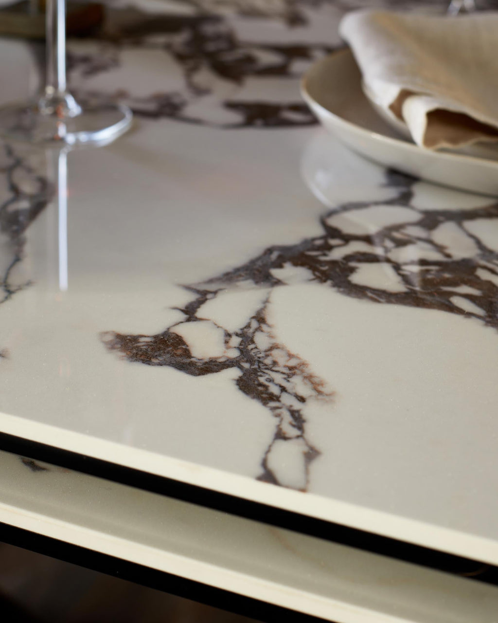 Table de salle à manger extensible Calenzano en céramique blanche Calacatta, 8 à 10 couverts