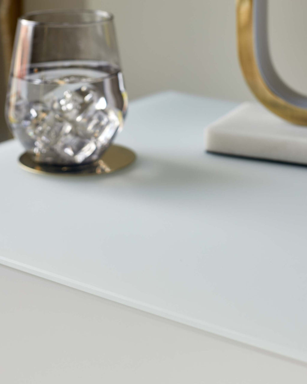 Table de chevet Benton blanche à 2 tiroirs avec pieds chromés