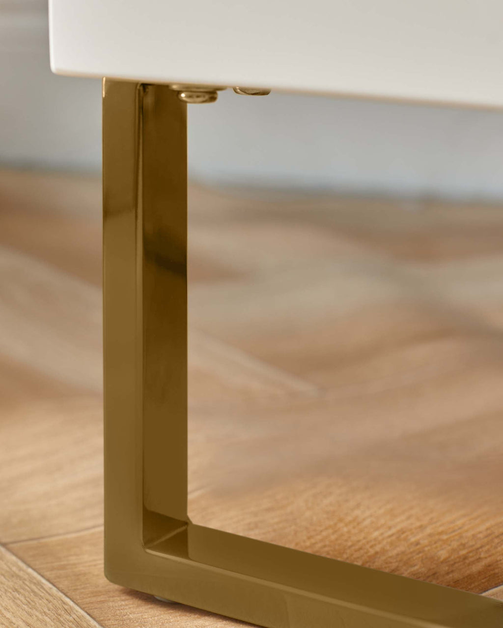 Table de chevet Benton blanche à 2 tiroirs avec pieds en laiton