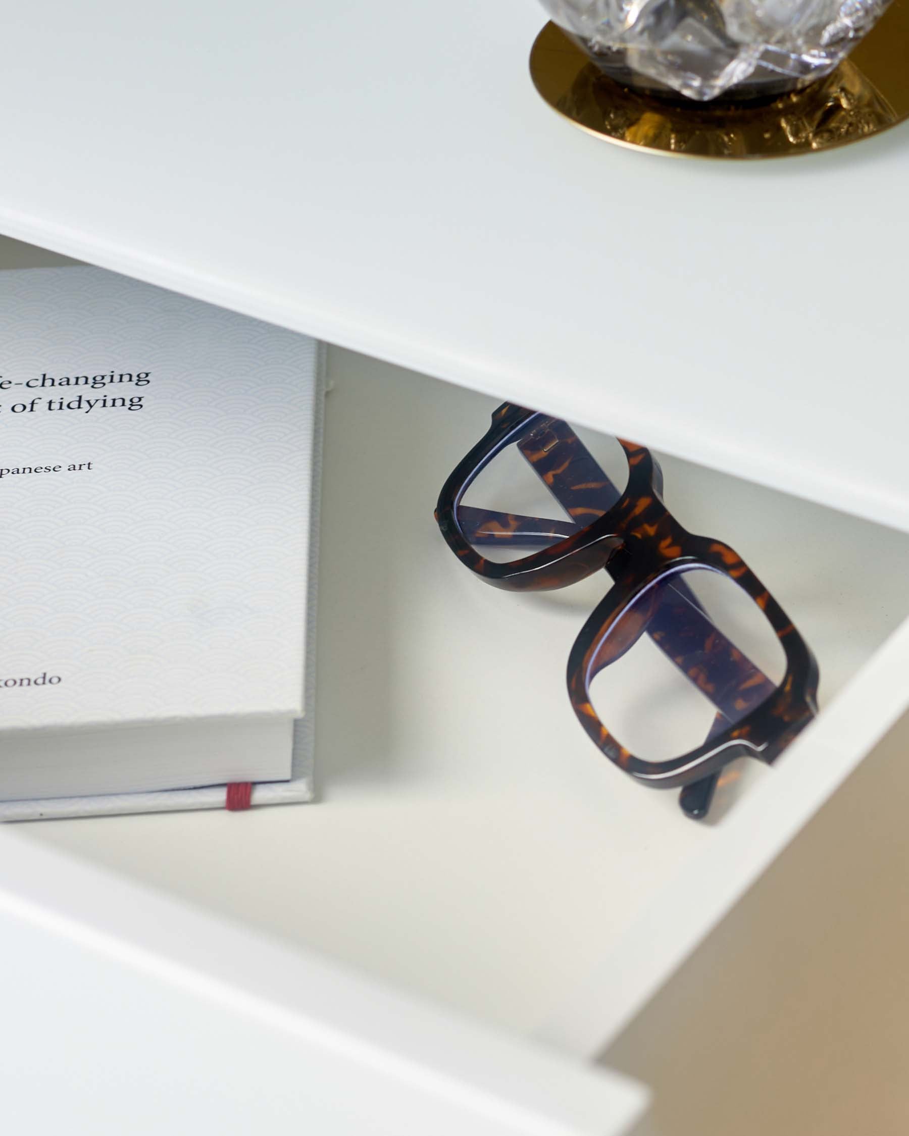 Table de chevet Benton blanche à un tiroir avec pieds chromés