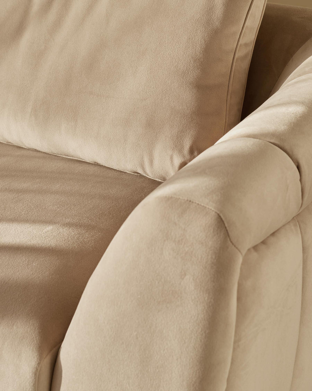 Canapé 2 places Geneviève en velours champagne avec pieds en bois