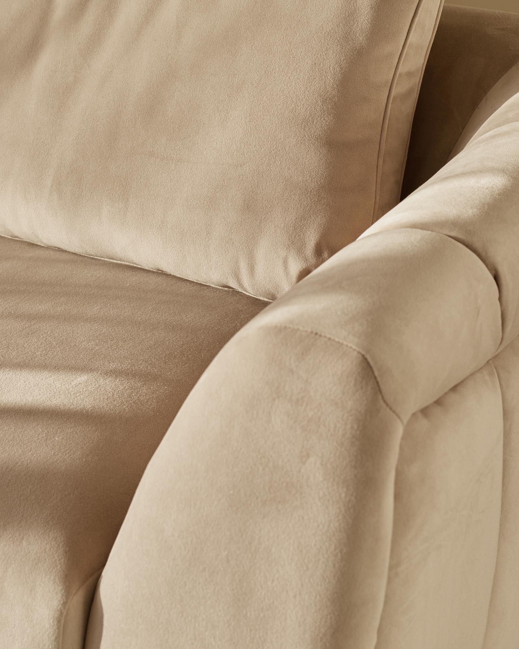 Canapé 2 places Geneviève en velours champagne avec pieds en bois