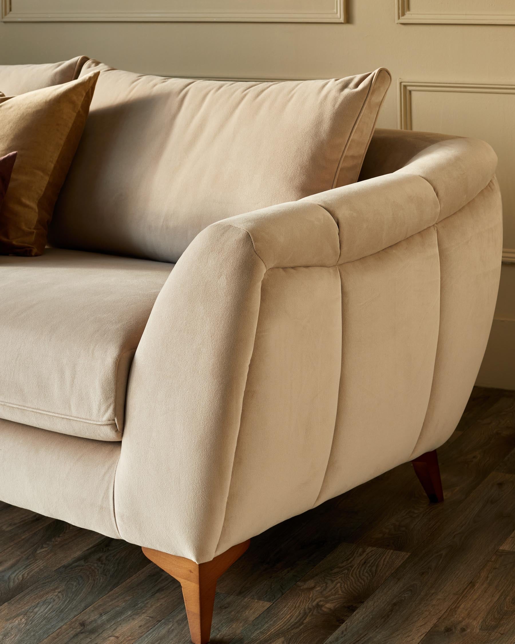 Canapé 2 places Geneviève en velours champagne avec pieds en bois