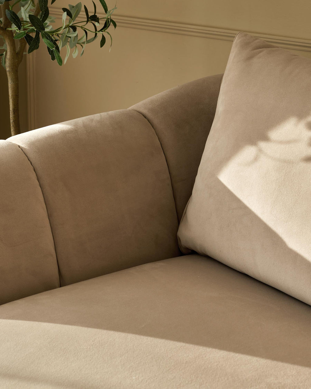 Canapé 3 places Geneviève en velours champagne avec pieds en bois