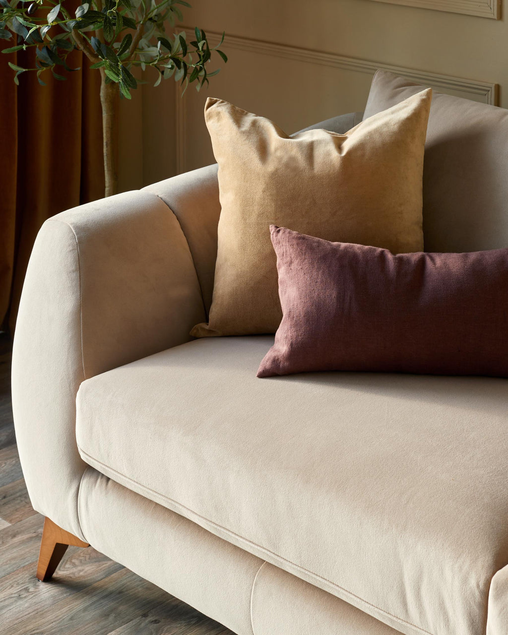 Canapé 3 places Geneviève en velours champagne avec pieds en bois