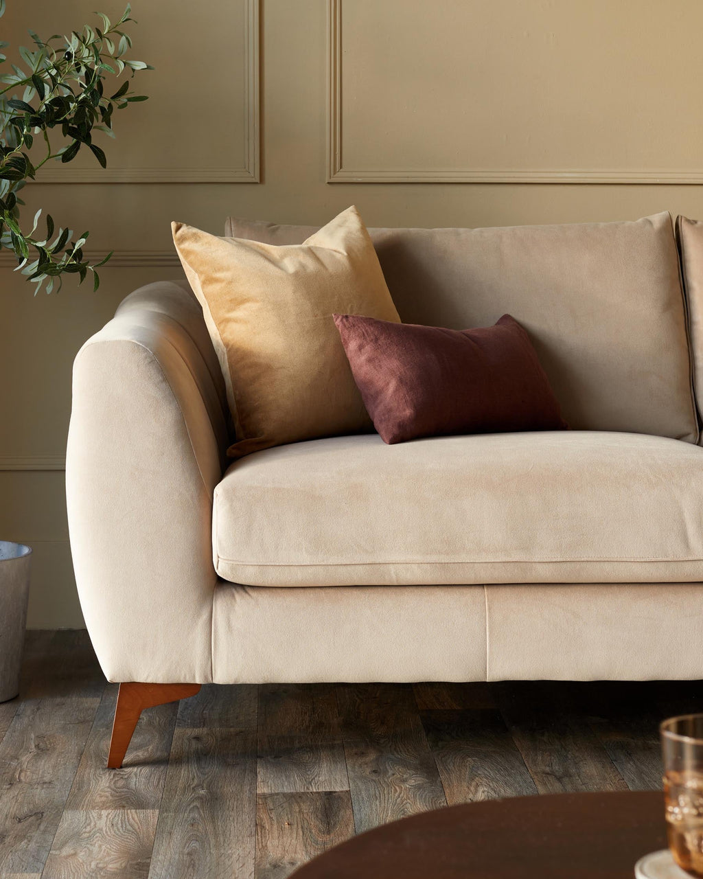 Canapé 3 places Geneviève en velours champagne avec pieds en bois