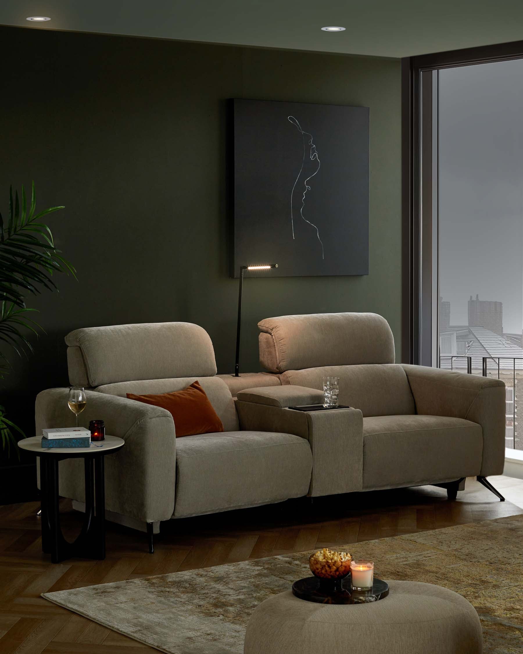 Canapé inclinable 2 places Kenzie en tissu gris clair avec console