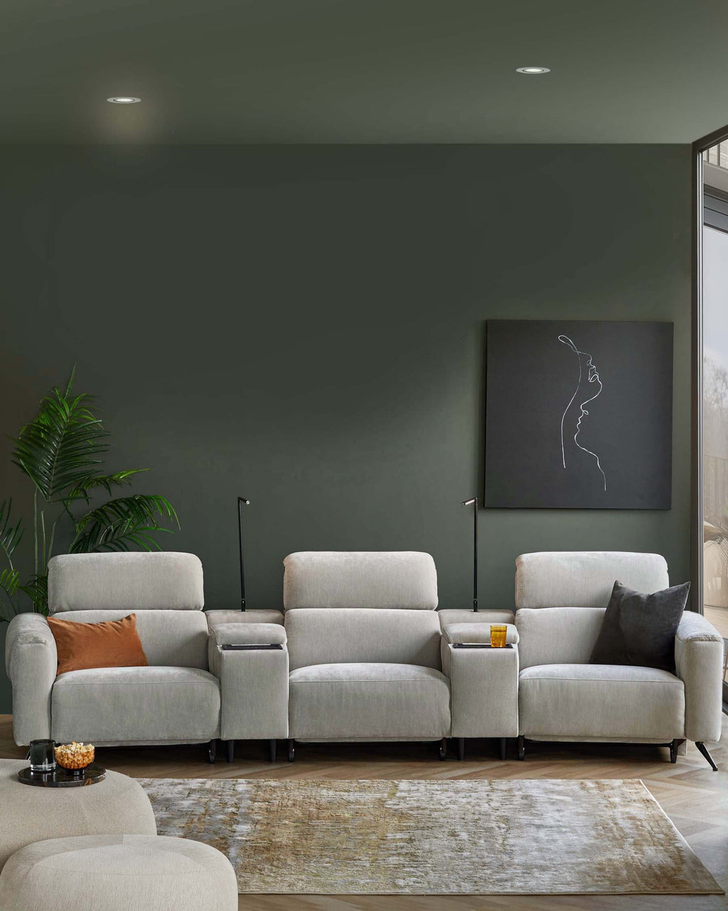 Canapé 3 places inclinable Kenzie en tissu gris clair avec console