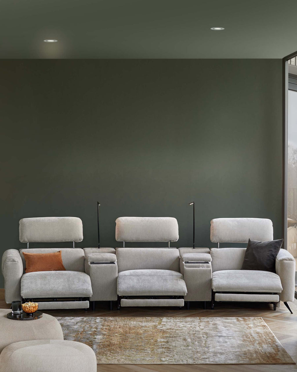 Canapé 3 places inclinable Kenzie en tissu gris clair avec console