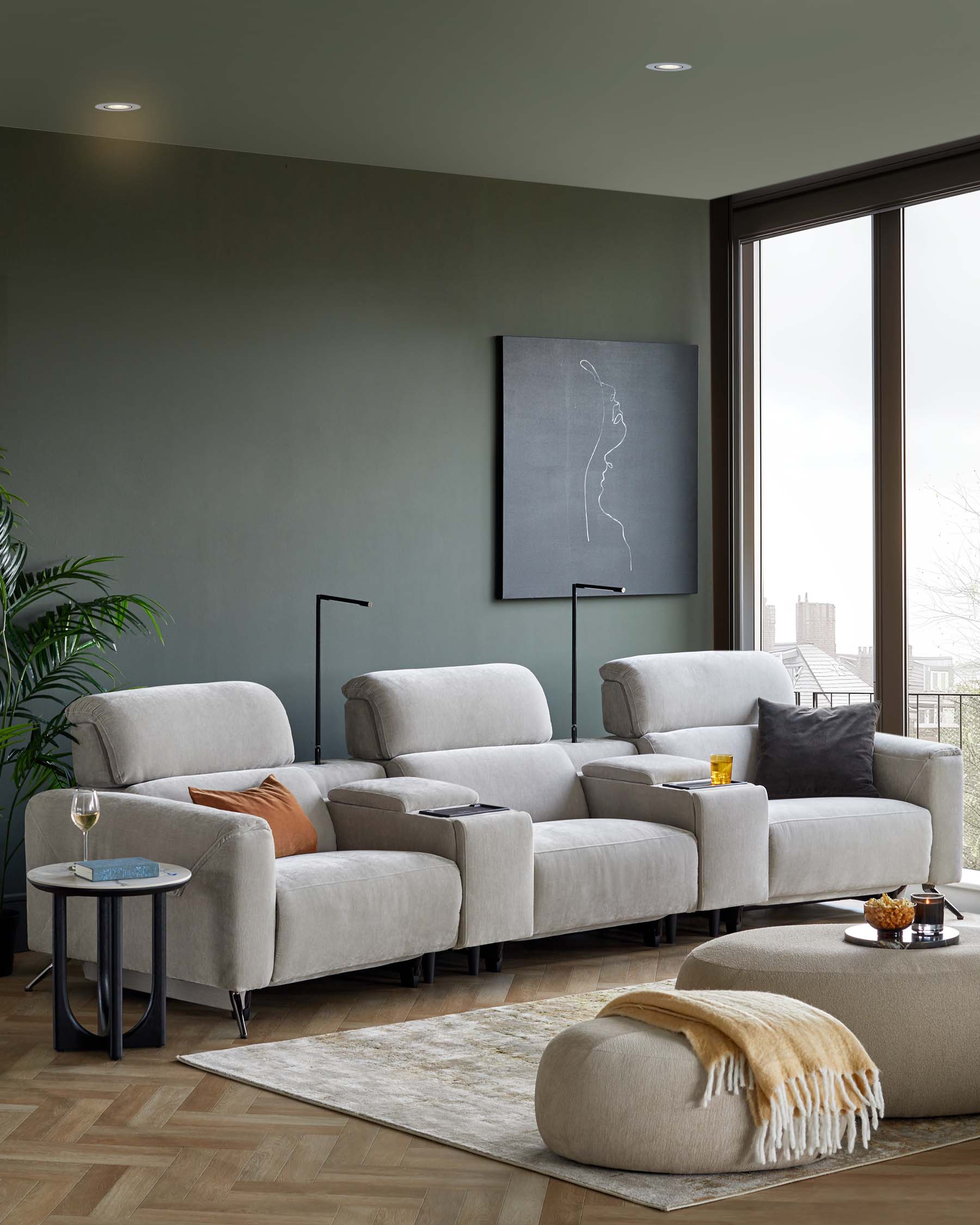 Canapé 3 places inclinable Kenzie en tissu gris clair avec console