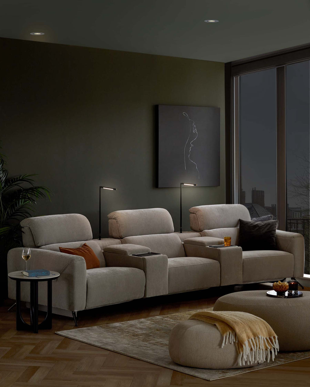 Canapé 3 places inclinable Kenzie en tissu gris clair avec console