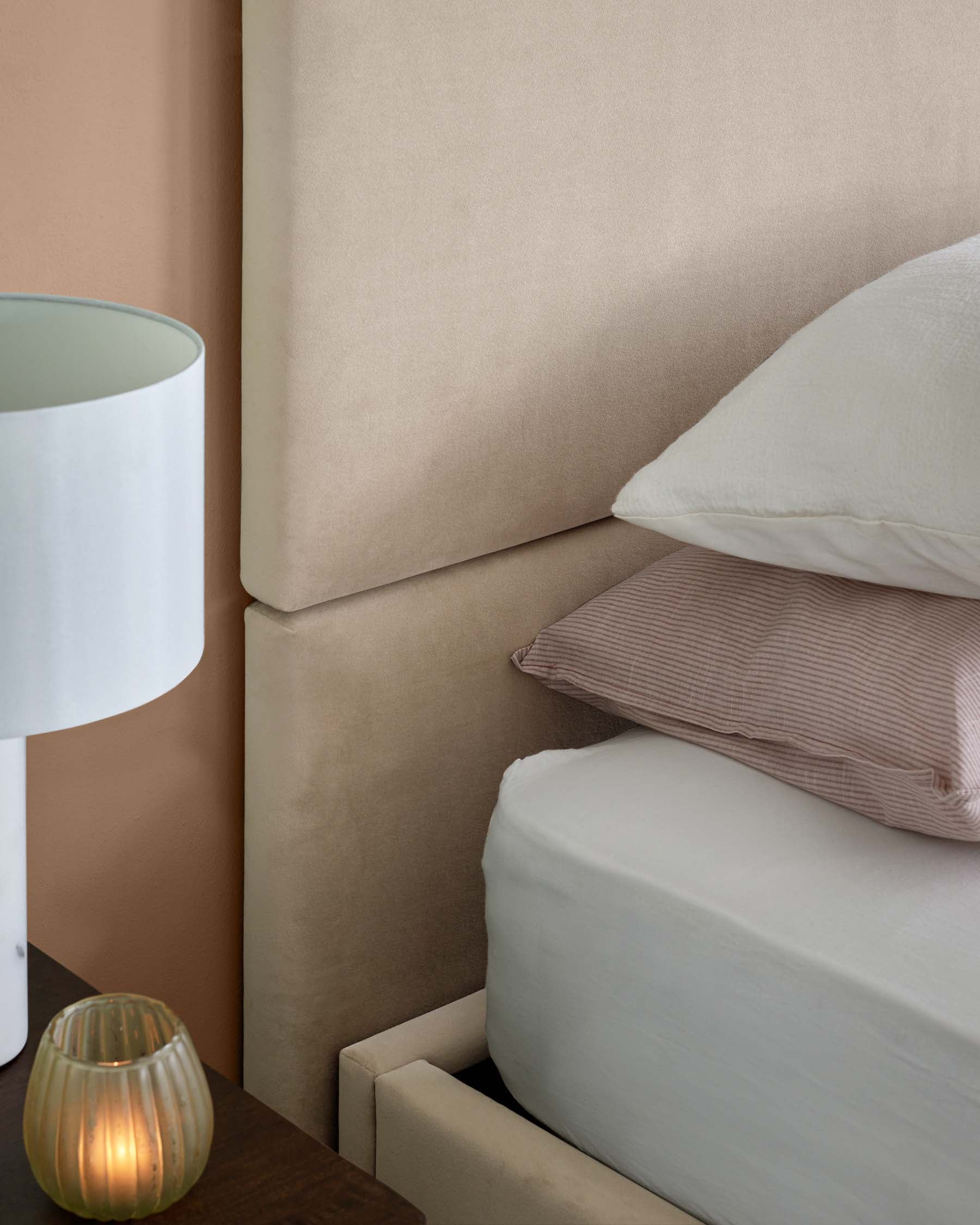 Lit ottoman king size Penelope en velours recyclé couleur champagne avec tête de lit à 3 panneaux