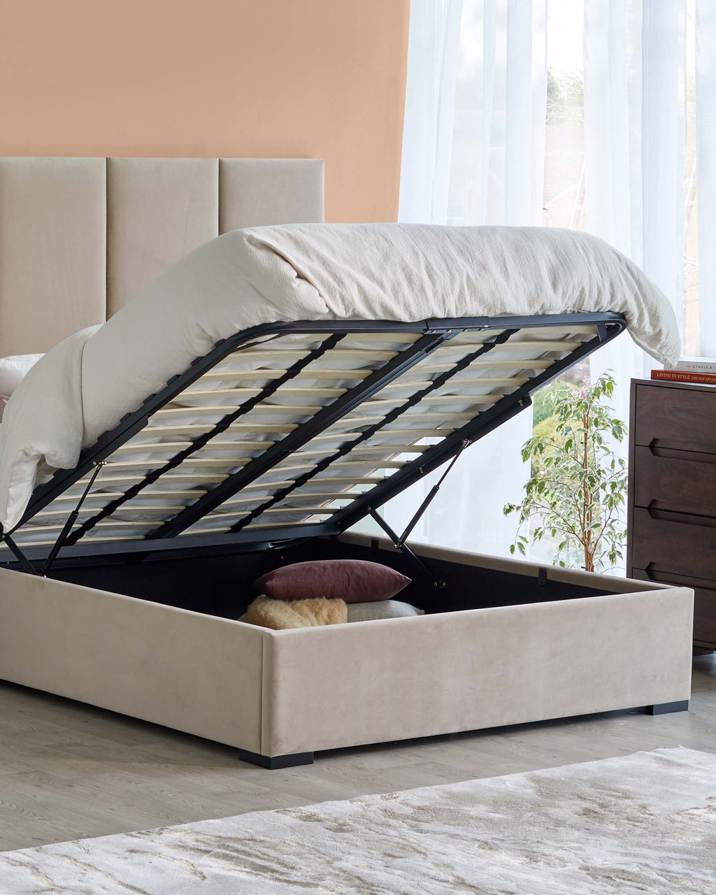 Lit ottoman king size Penelope en velours recyclé couleur champagne avec tête de lit à 3 panneaux