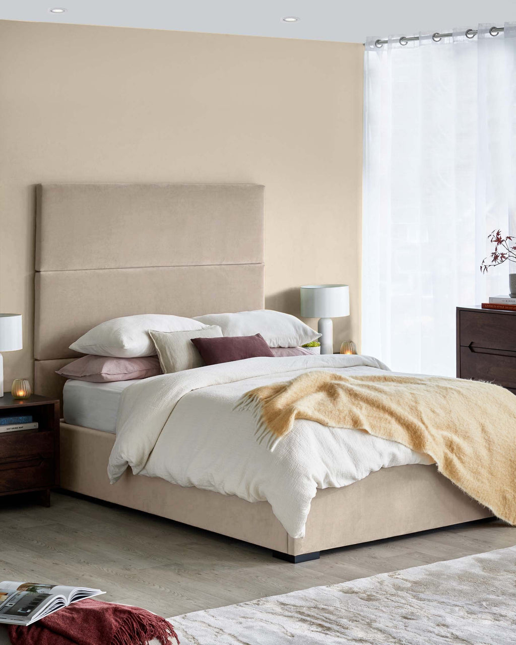 Lit ottoman king size Penelope en velours recyclé couleur champagne avec tête de lit à 3 panneaux