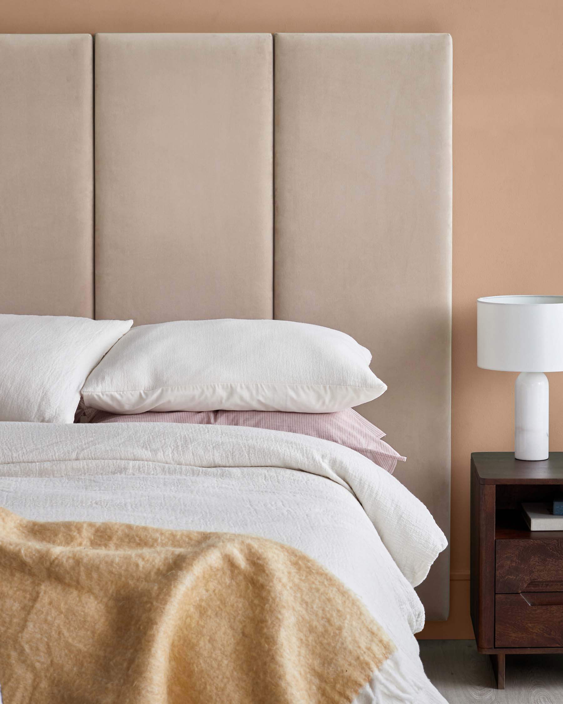 Lit ottoman king size Penelope en velours recyclé couleur champagne avec tête de lit à 4 panneaux