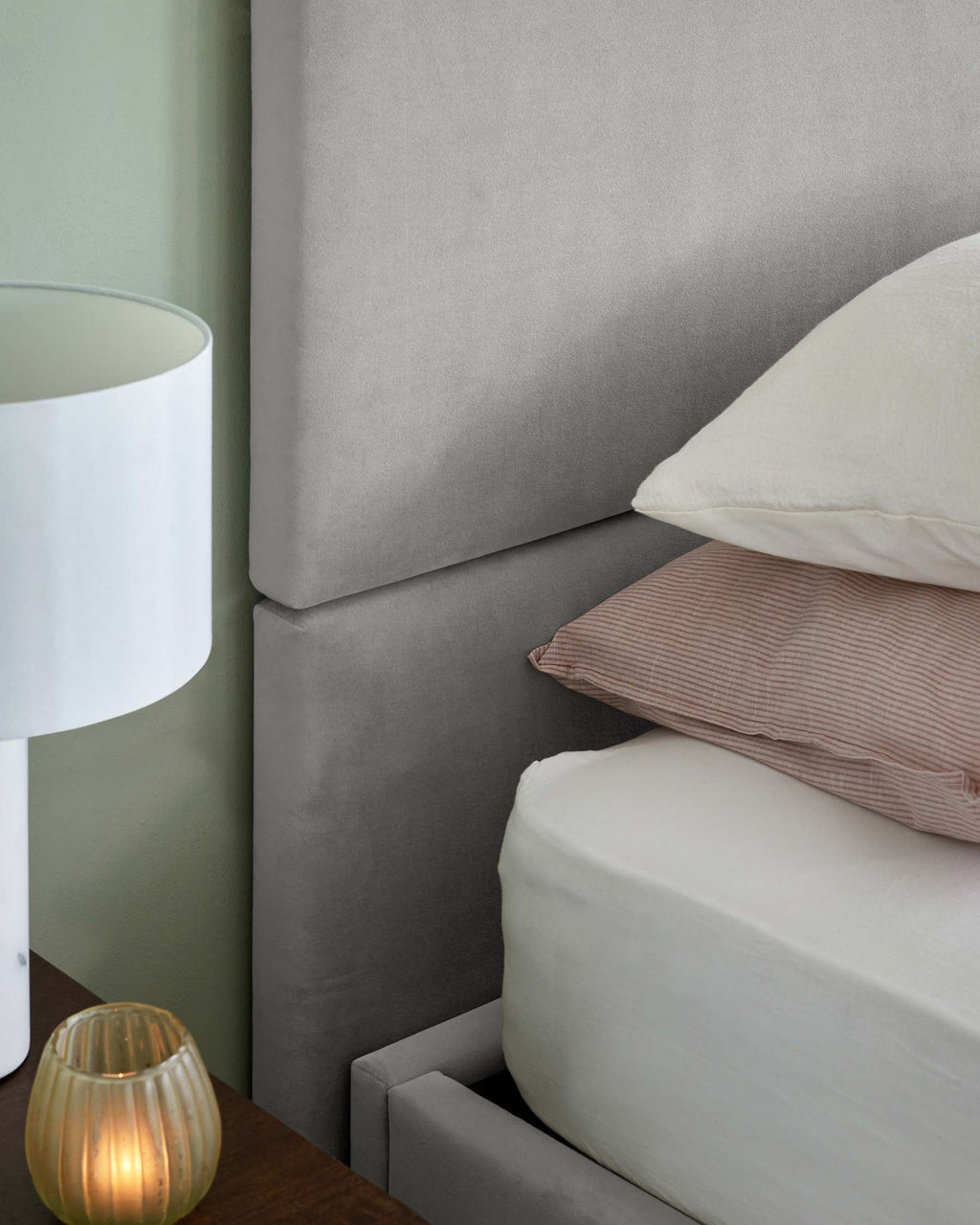 Lit coffre super king Penelope en velours recyclé gris clair avec tête de lit à 4 panneaux