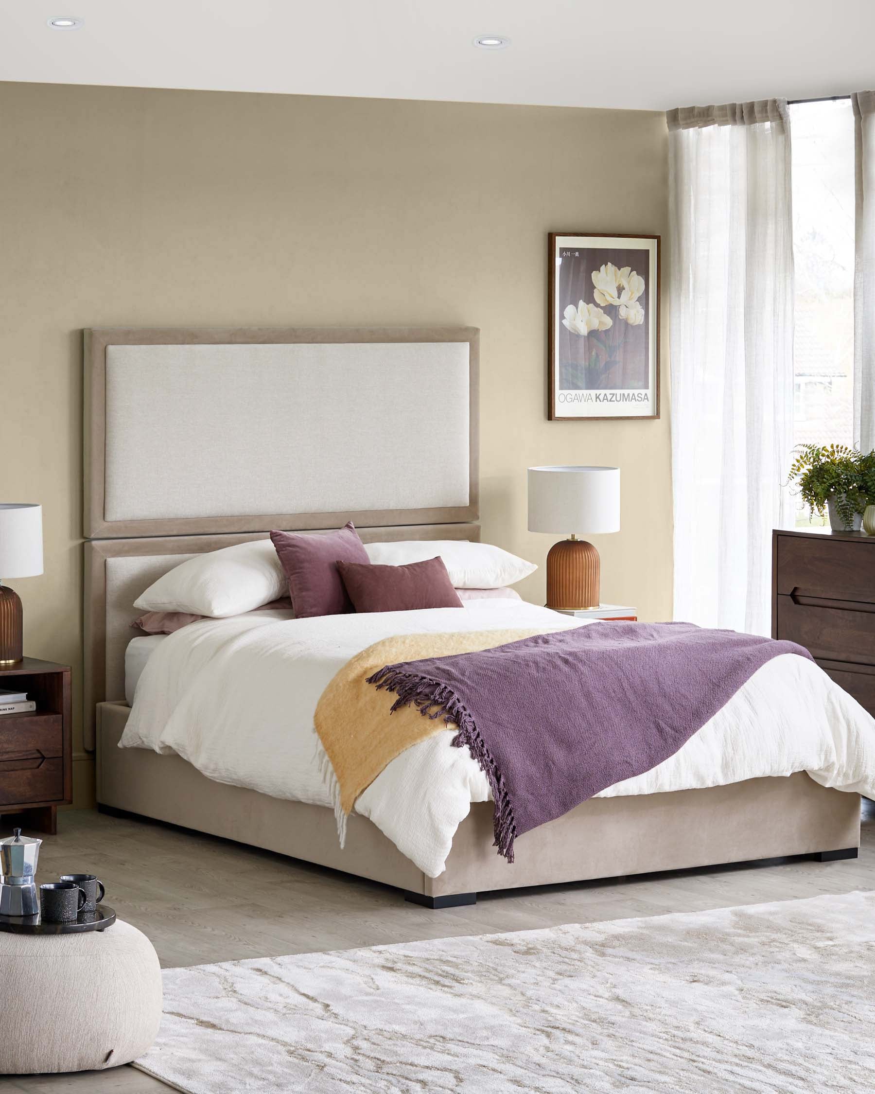 Lit ottoman king size Penelope couleur champagne, en matériaux mixtes naturels, avec tête de lit à 2 panneaux