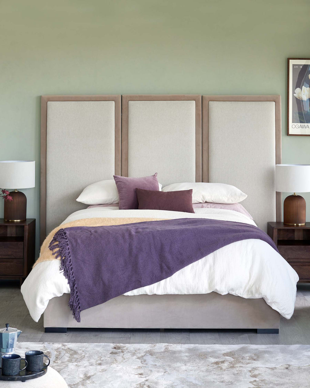 Lit ottoman king size Penelope couleur champagne, en matériaux mixtes naturels, avec tête de lit à 3 panneaux