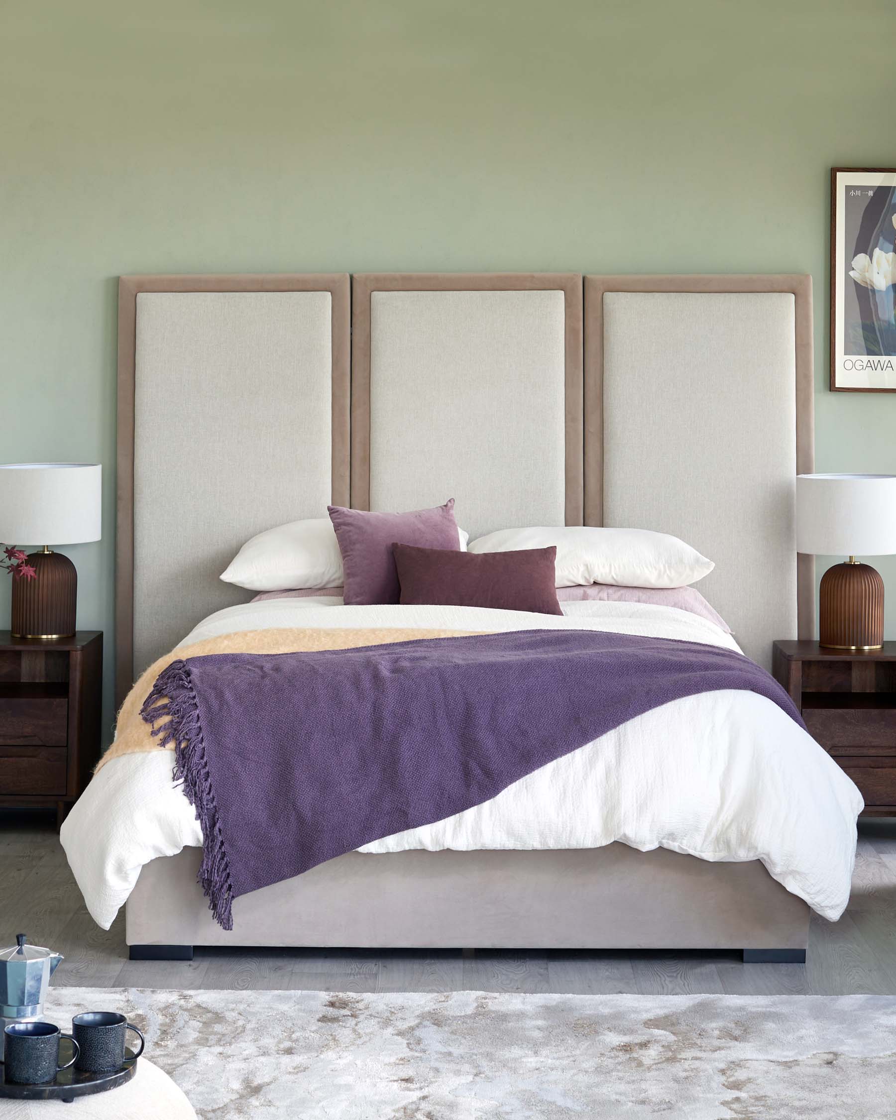 Lit ottoman king size Penelope couleur champagne, en matériaux mixtes naturels, avec tête de lit à 3 panneaux