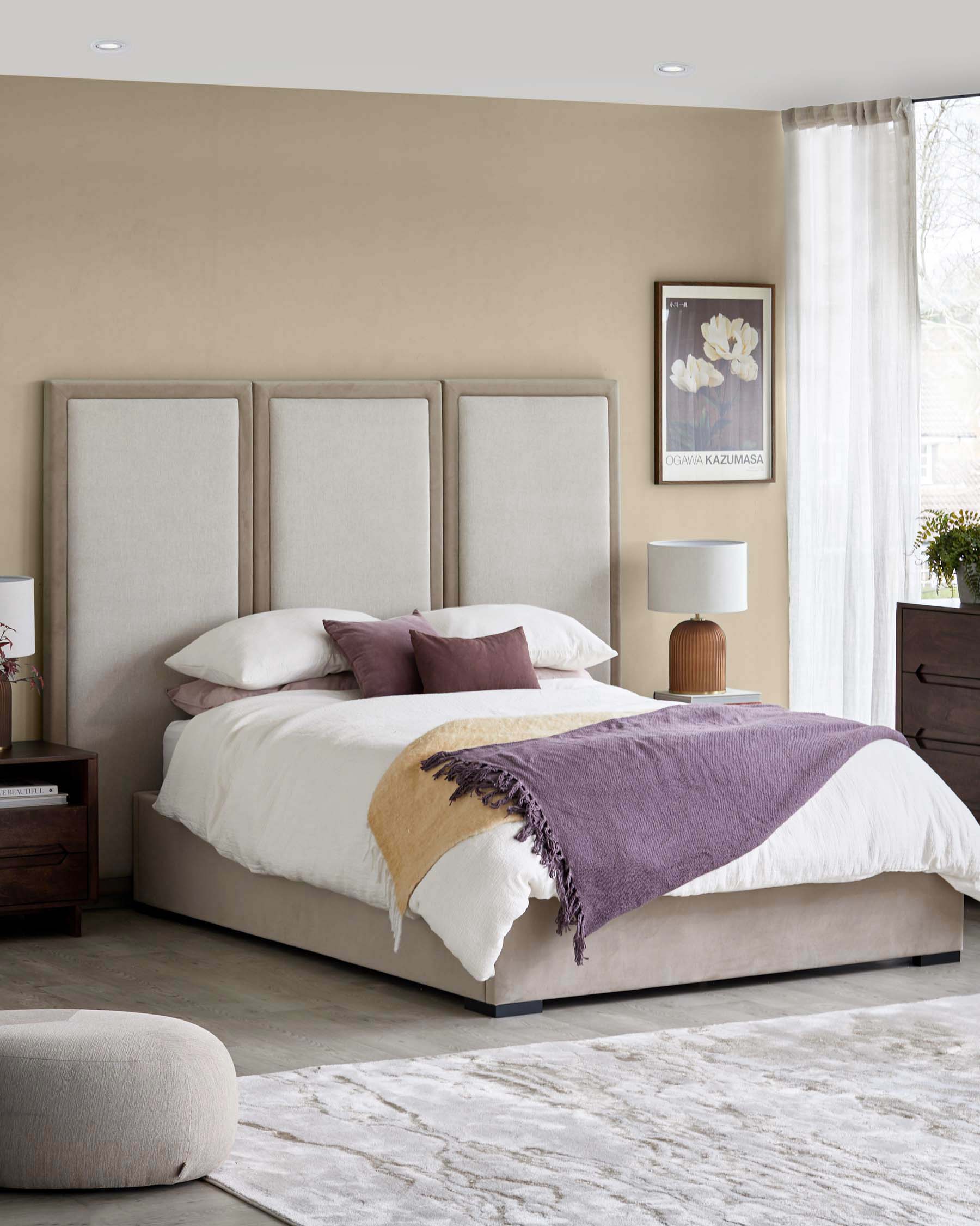 Lit ottoman king size Penelope couleur champagne, en matériaux mixtes naturels, avec tête de lit à 3 panneaux