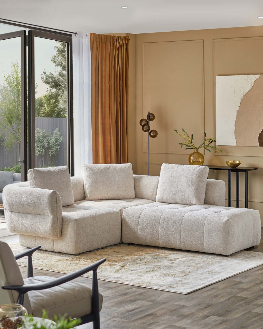 Canapé d'angle Lillian en tissu naturel, méridienne à droite.