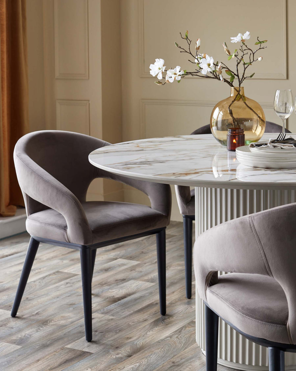 Ensemble table et chaises de salle à manger Austin en céramique naturelle, 6 places et 6 chaises Heath.