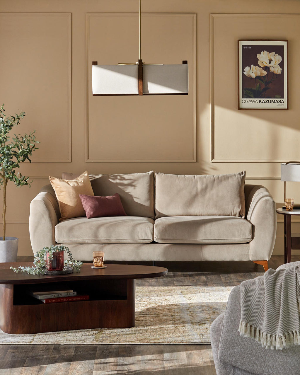 Canapé 2 places Geneviève en velours champagne avec pieds en bois