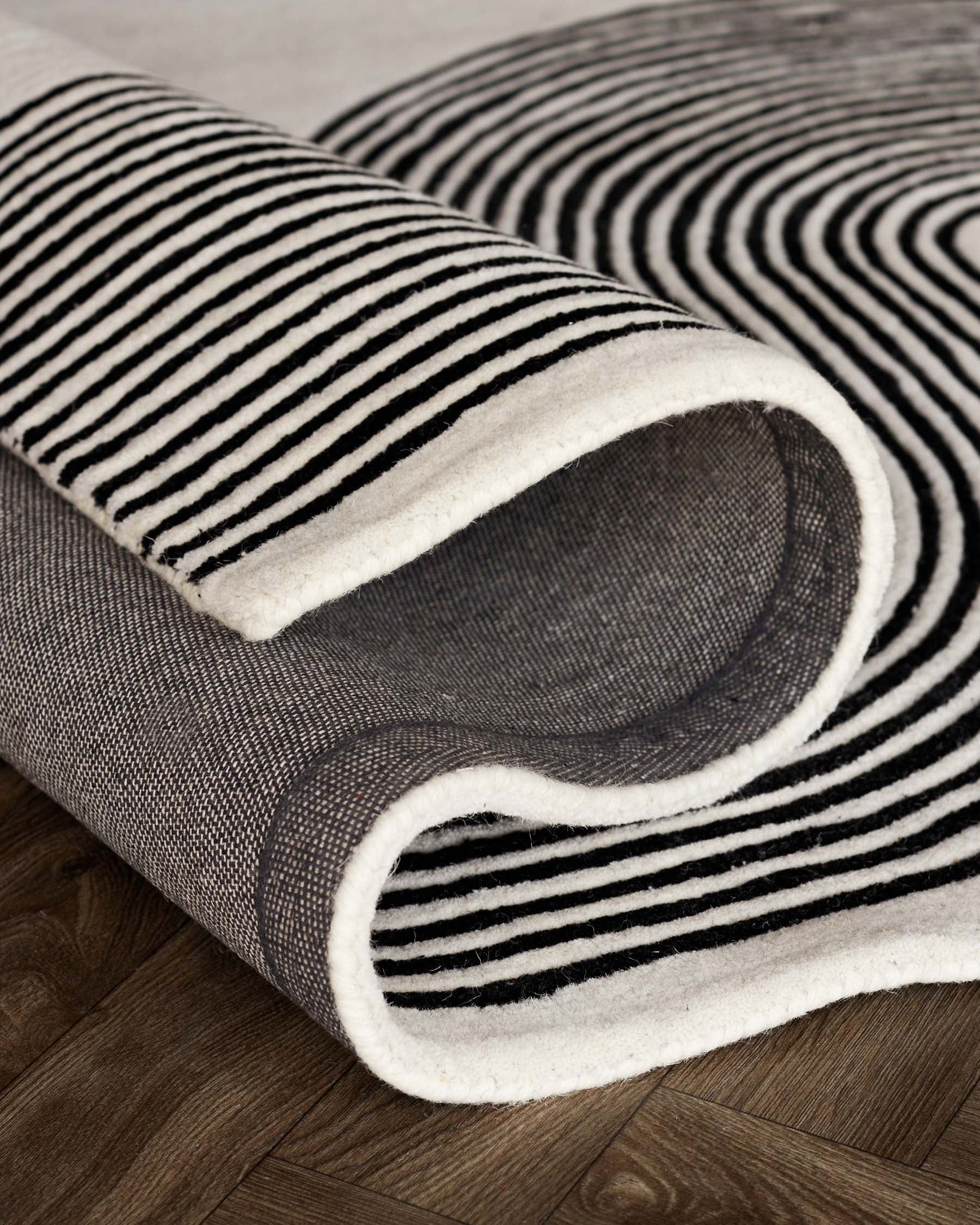 Petit tapis en laine noire et crème à motifs abstraits