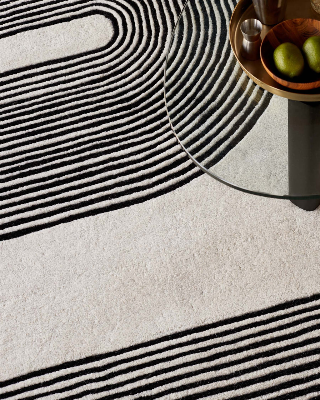 Grand tapis en laine noire et crème à motifs abstraits