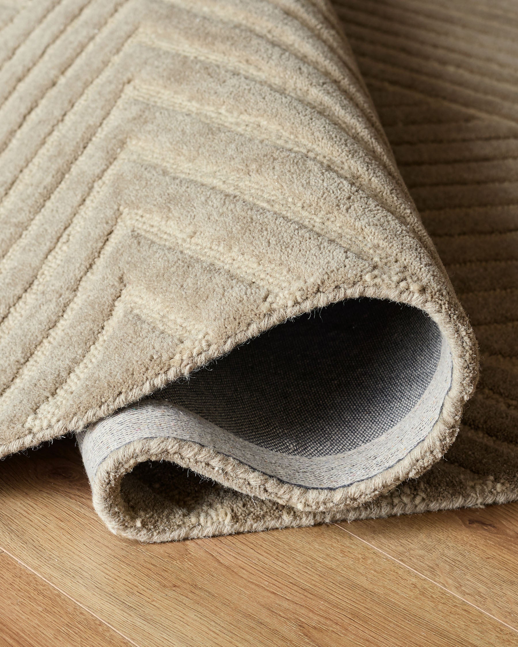 Tapis grand format texturé moka à motifs abstraits