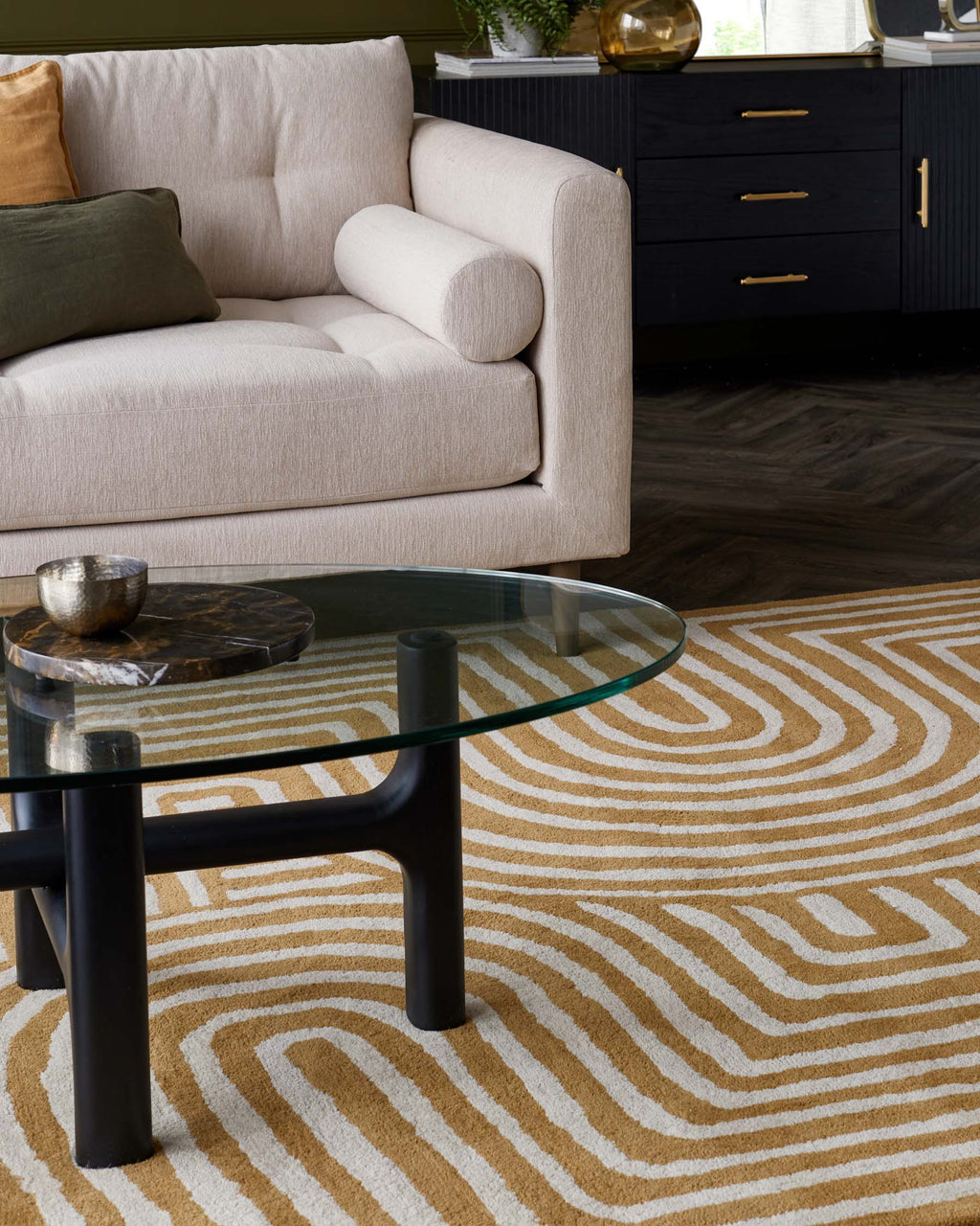 Grand tapis en laine ocre à motifs tourbillonnants