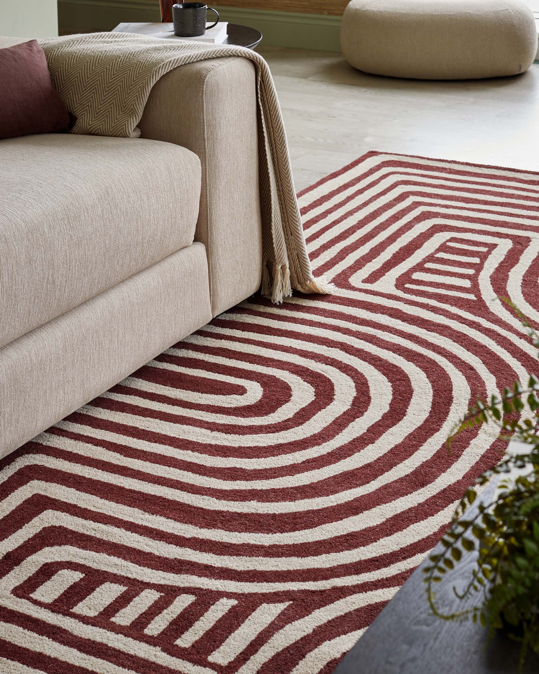 Grand tapis en laine rouge foncé à motifs abstraits tourbillonnants