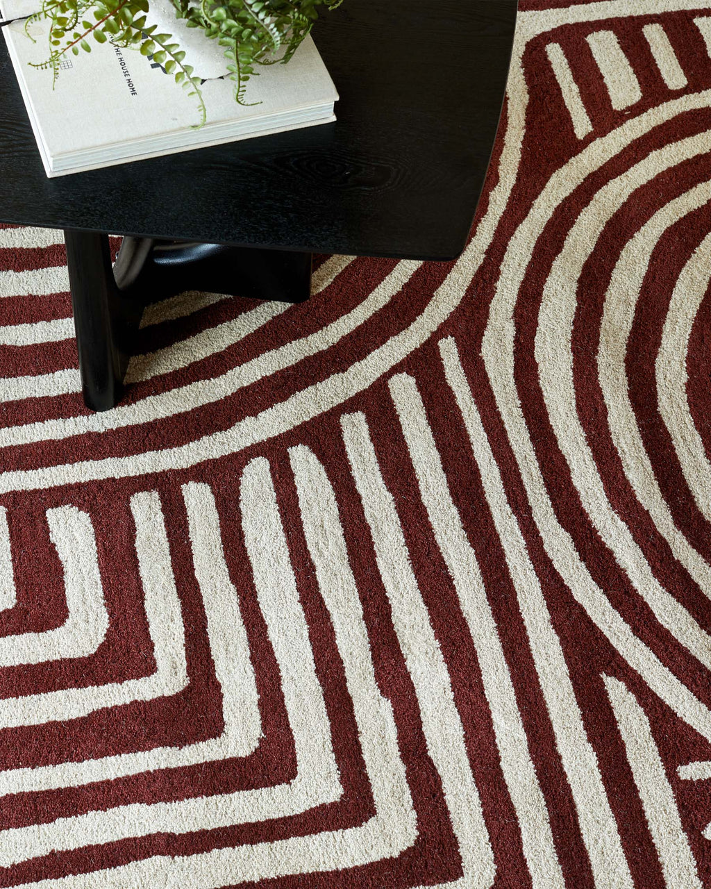 Grand tapis en laine rouge foncé à motifs abstraits tourbillonnants