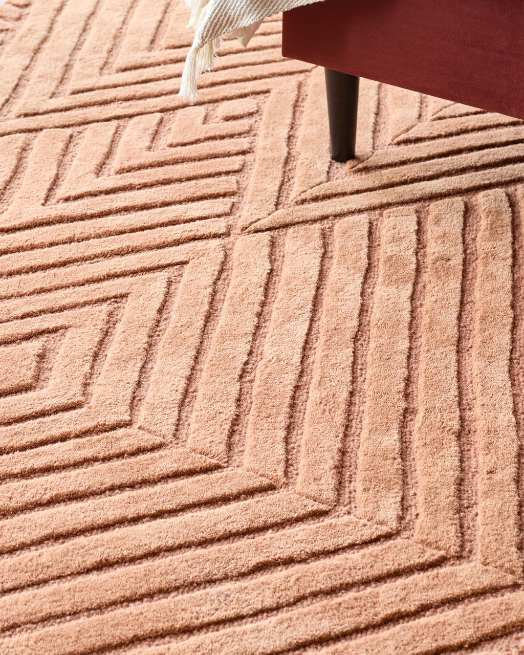 Petit tapis texturé en terre cuite à motifs abstraits