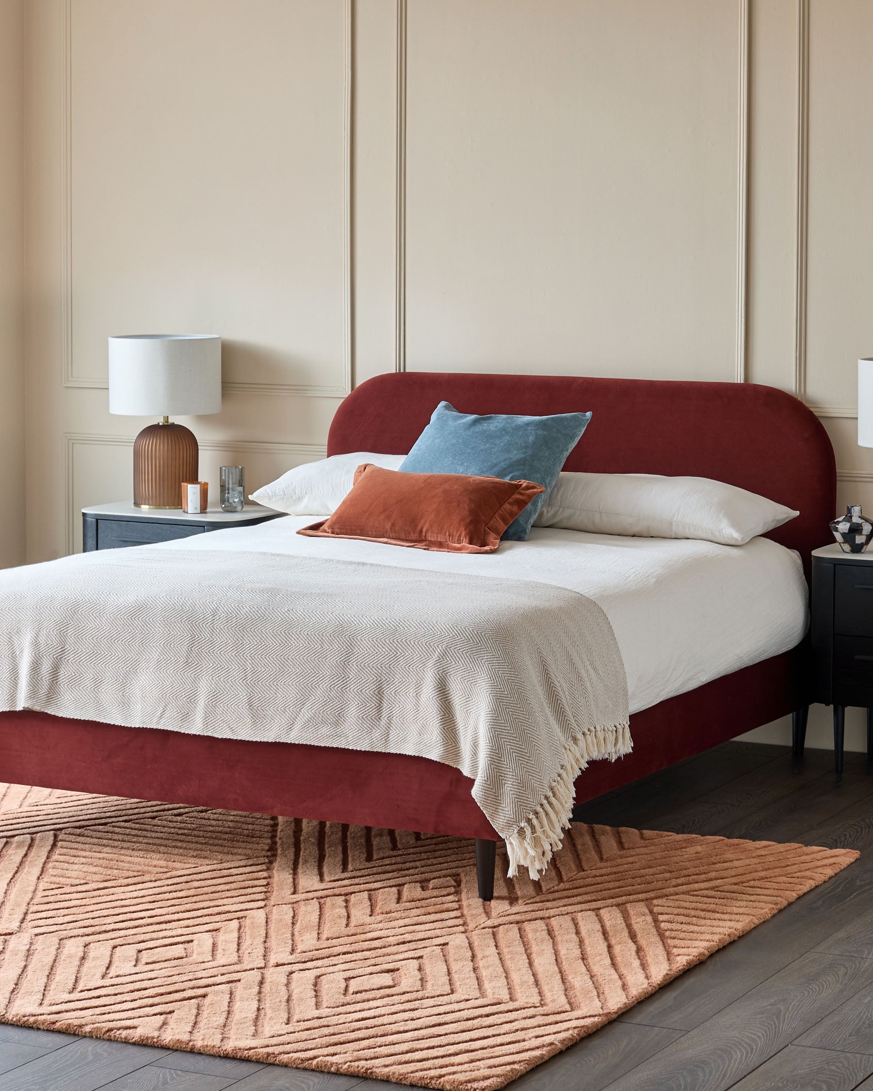 Grand tapis texturé en terre cuite à motifs abstraits