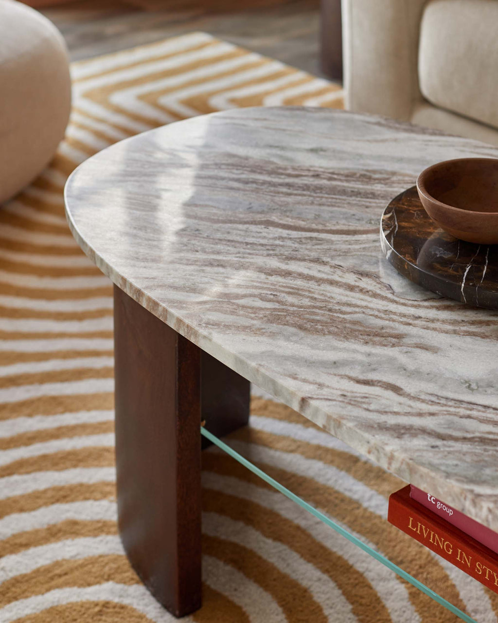 Table basse Adalynn en bois foncé, marbre de Toronto et bois de manguier