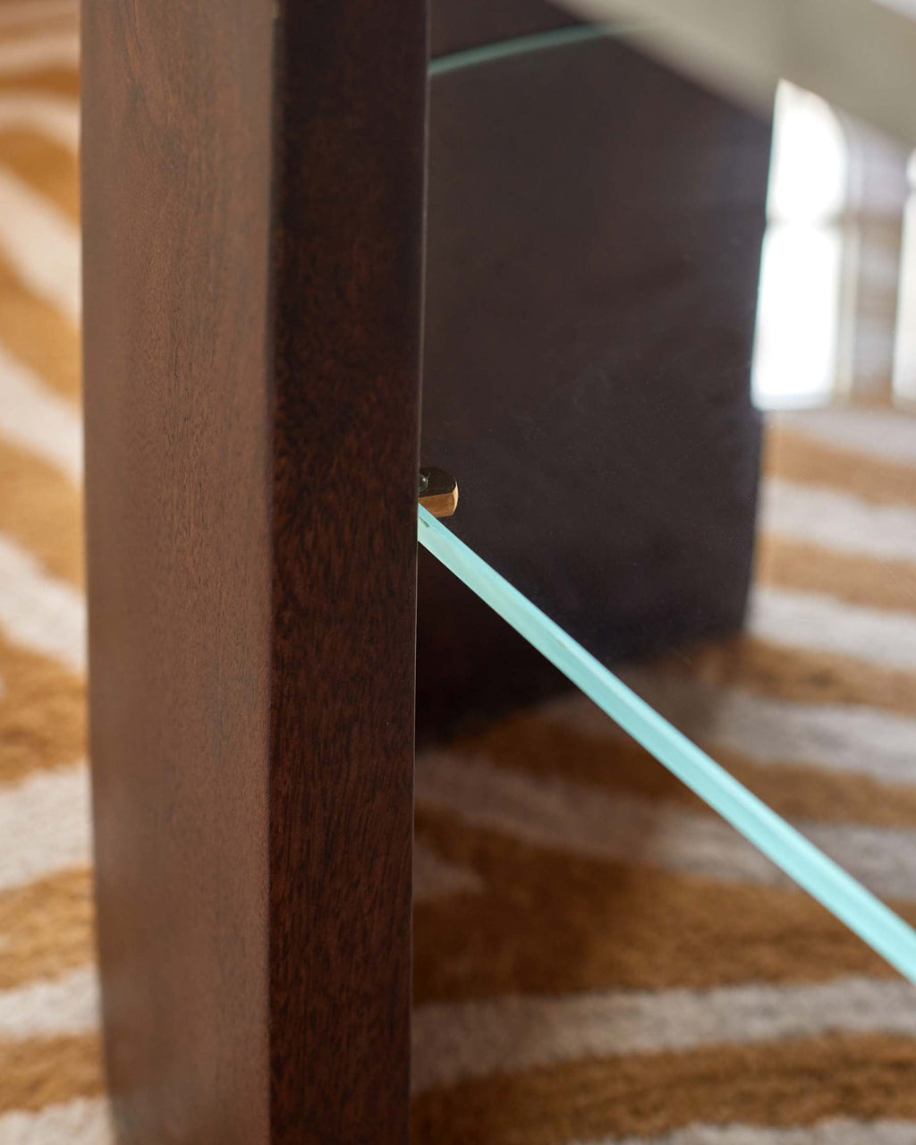 Table basse Adalynn en bois foncé, marbre de Toronto et bois de manguier