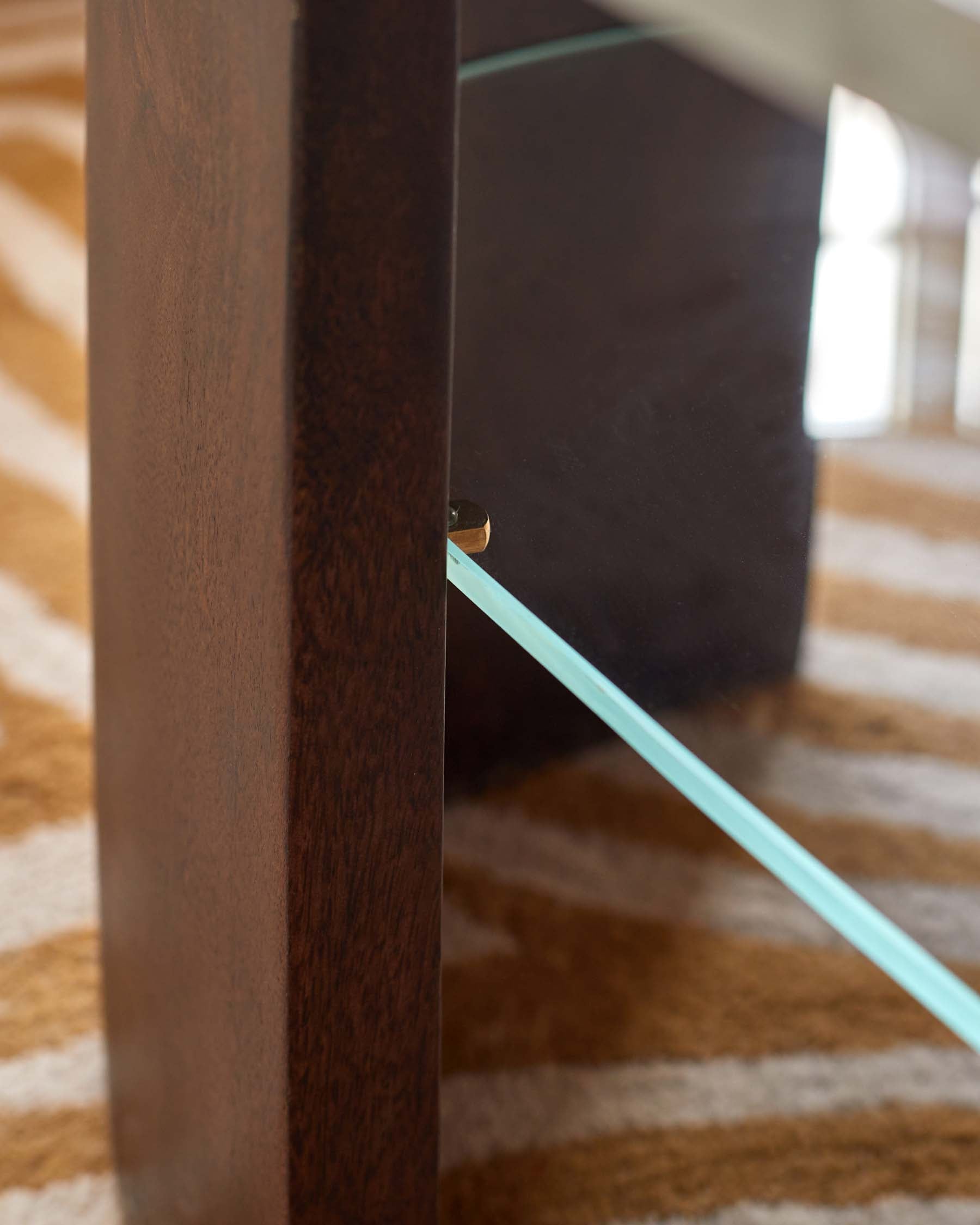 Table basse Adalynn en bois foncé, marbre de Toronto et bois de manguier