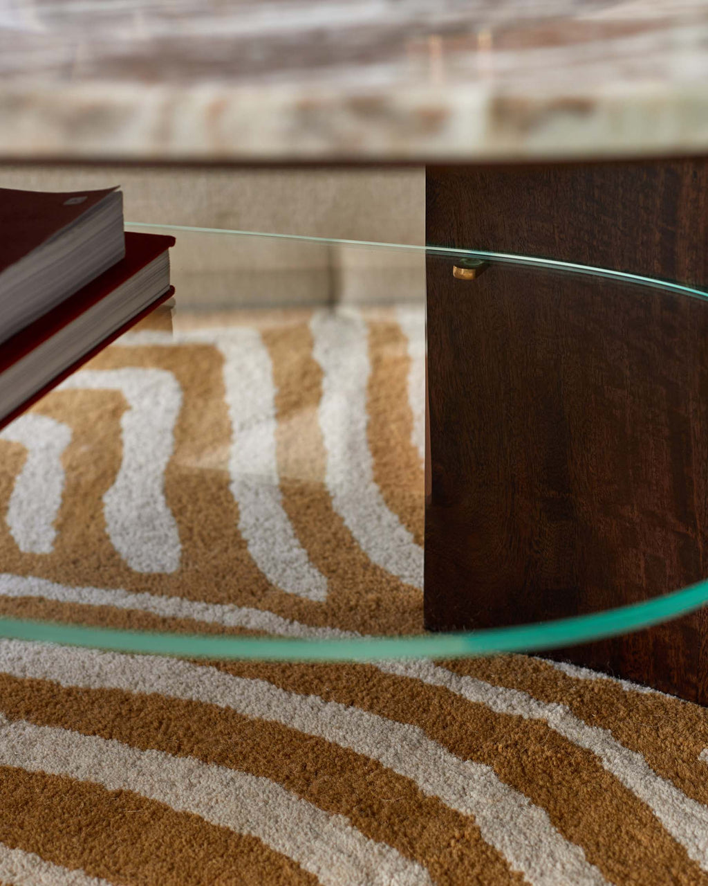 Table basse Adalynn en bois foncé, marbre de Toronto et bois de manguier