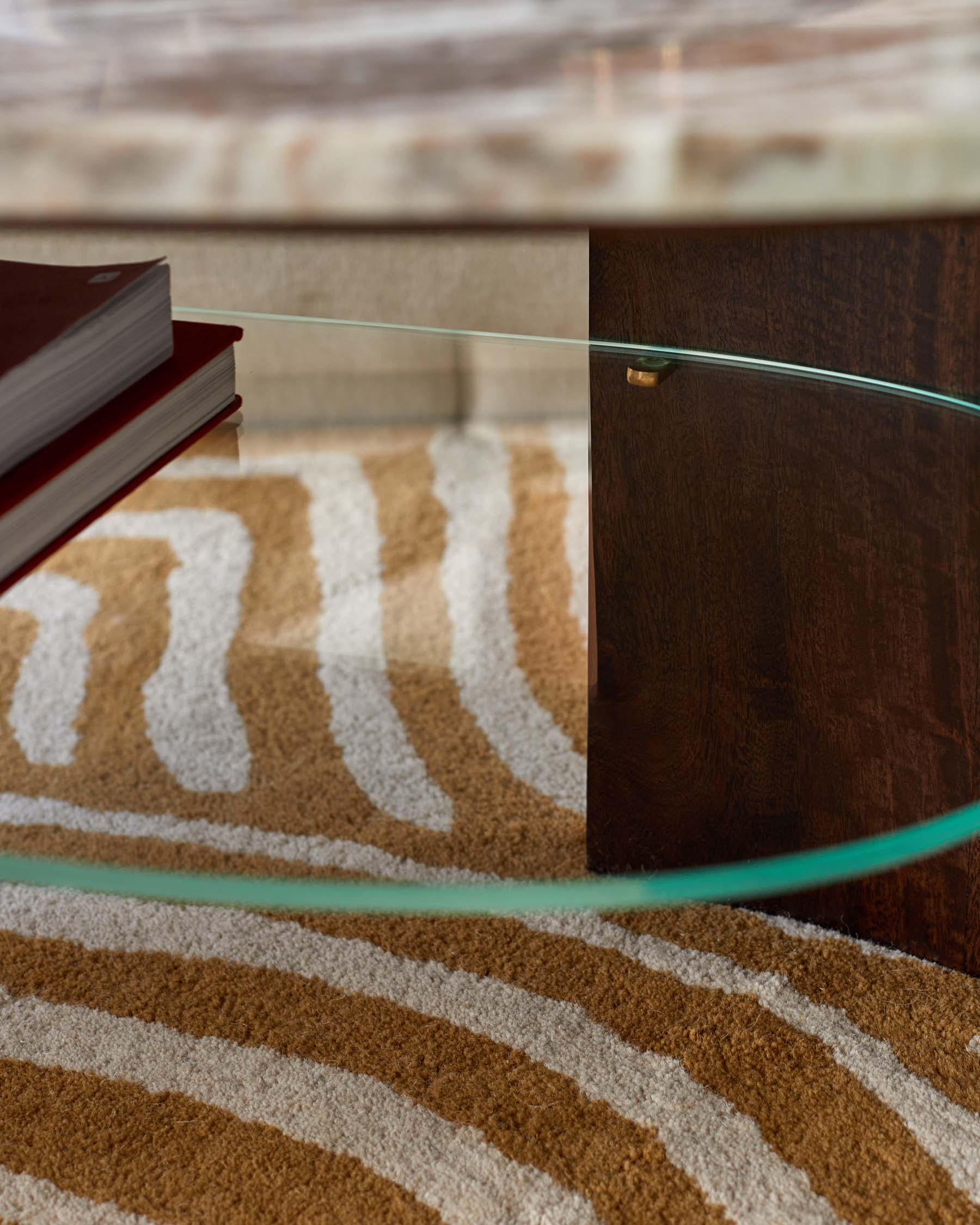 Table basse Adalynn en bois foncé, marbre de Toronto et bois de manguier