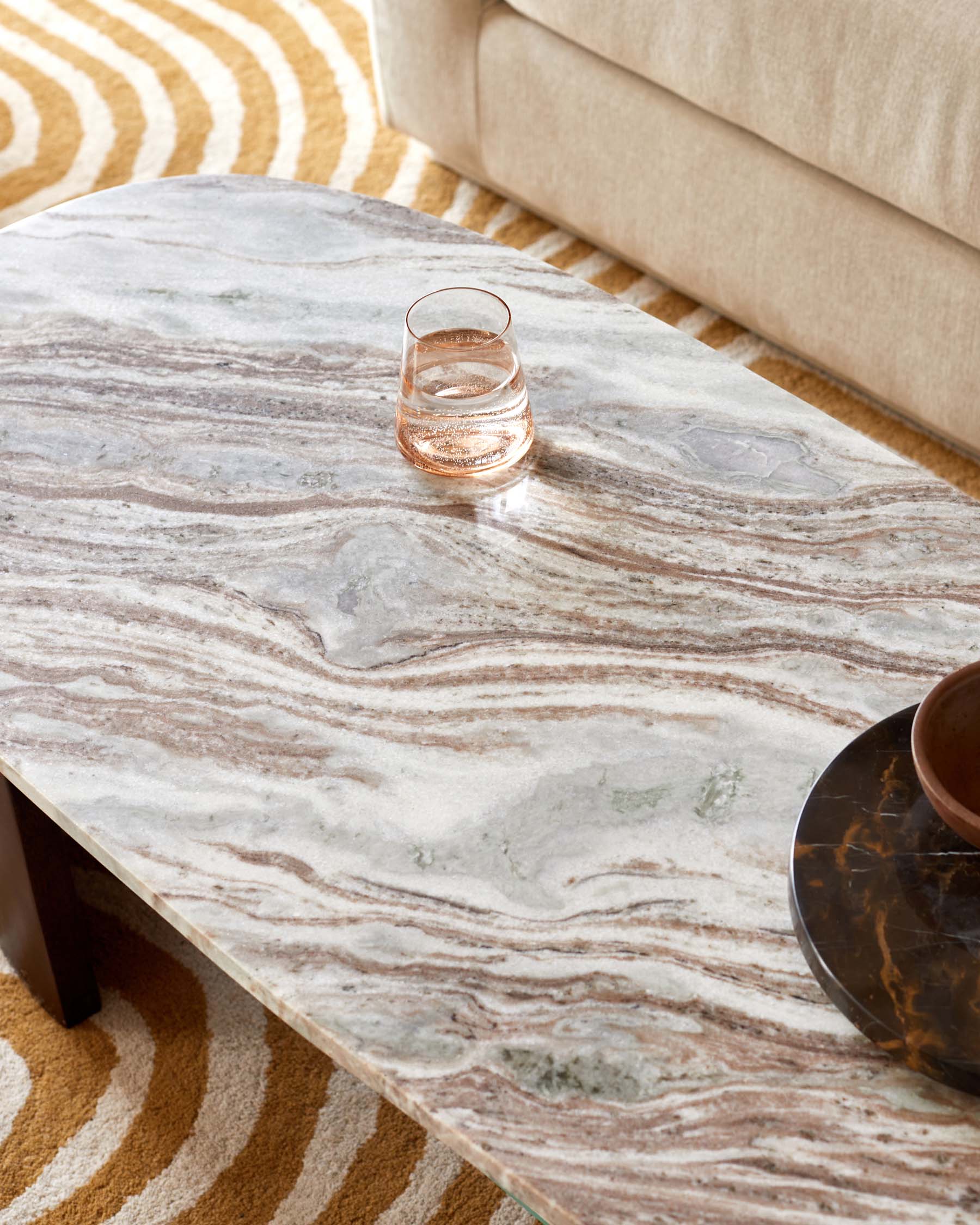 Table basse Adalynn en bois foncé, marbre de Toronto et bois de manguier