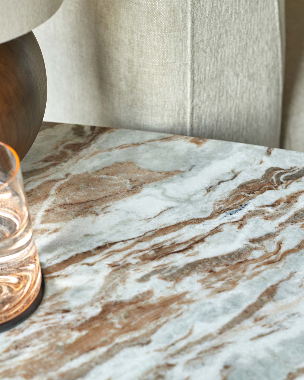 Table d'appoint Adalynn en bois foncé et marbre de Toronto