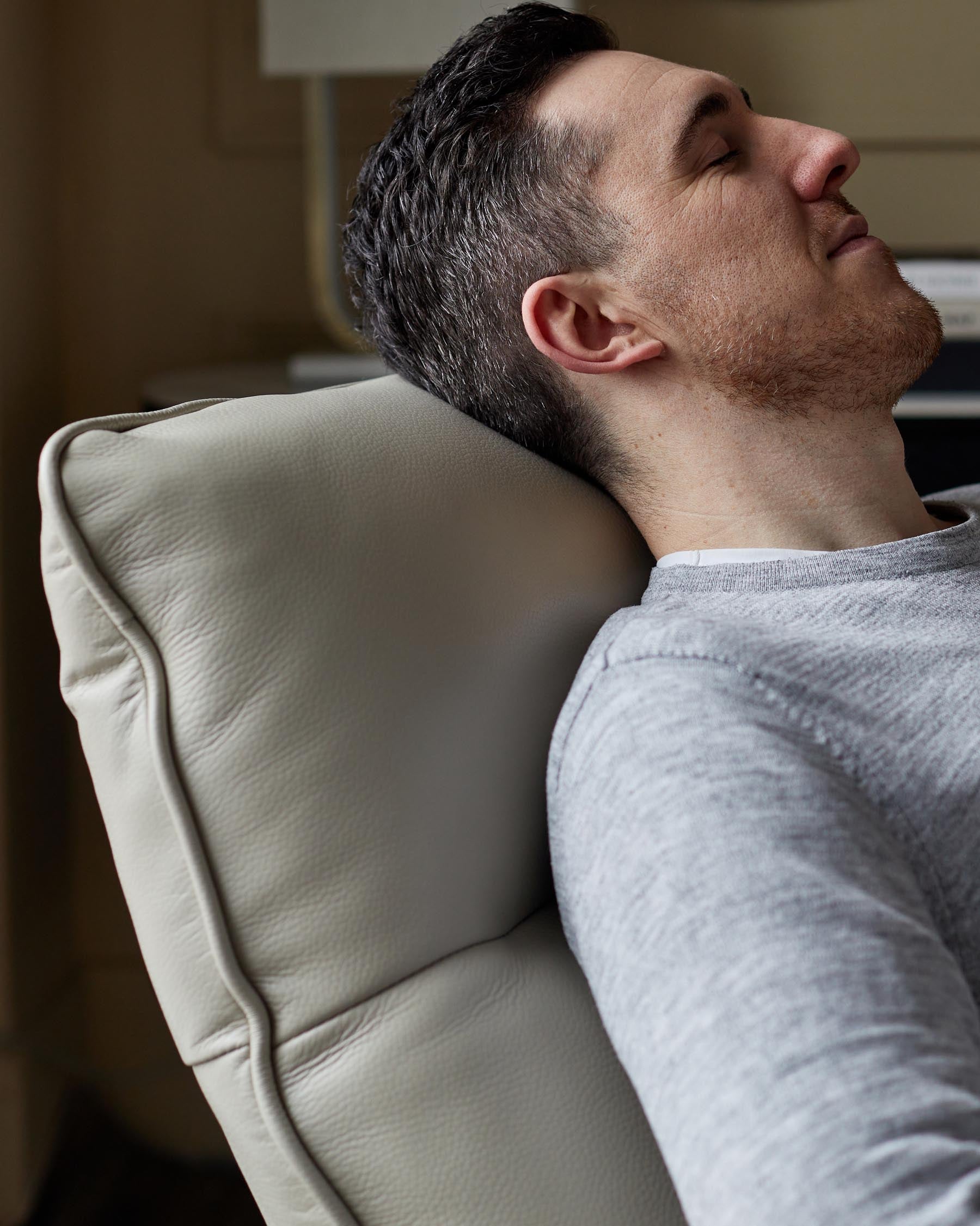 Fauteuil de massage inclinable Aiden en cuir gris naturel