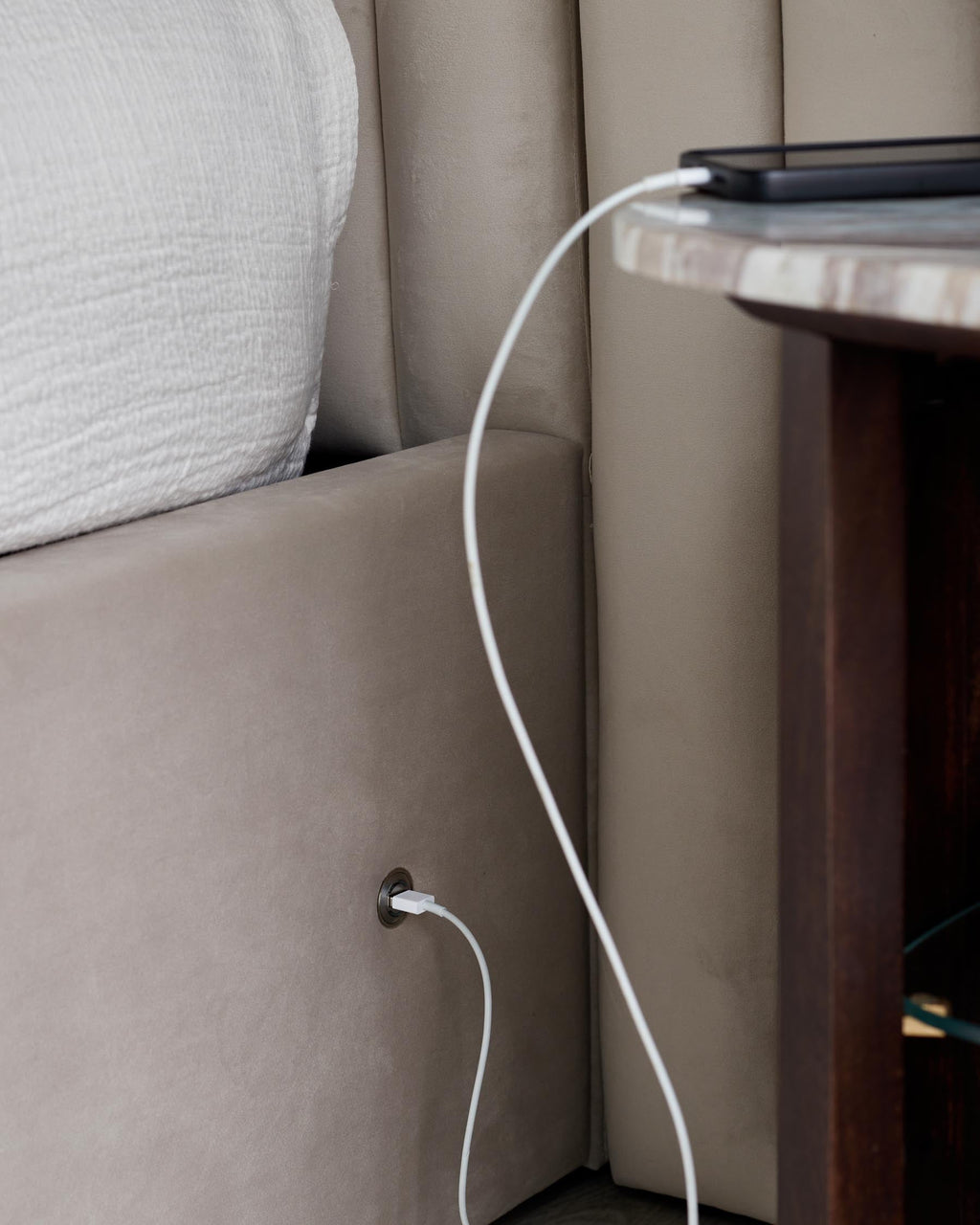 Lit coffre ottoman Amalfi Luxe en velours champagne, format king size