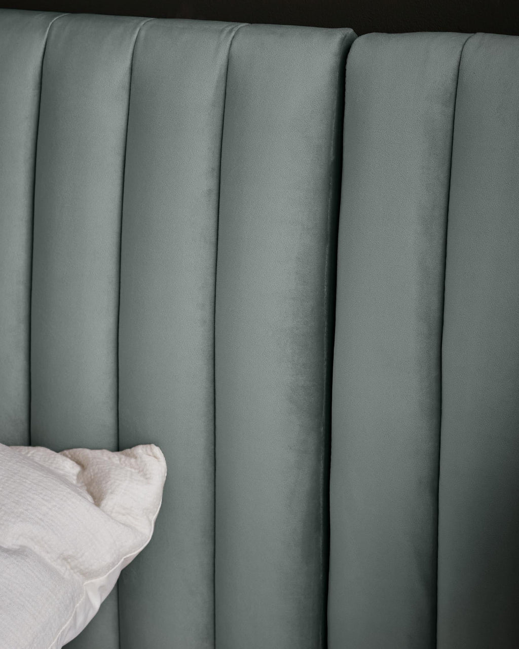 Lit coffre Amalfi Luxe en velours vert sauge, format king size, avec coffre