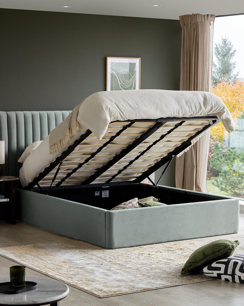 Lit coffre Amalfi Luxe en velours vert sauge, format king size, avec coffre