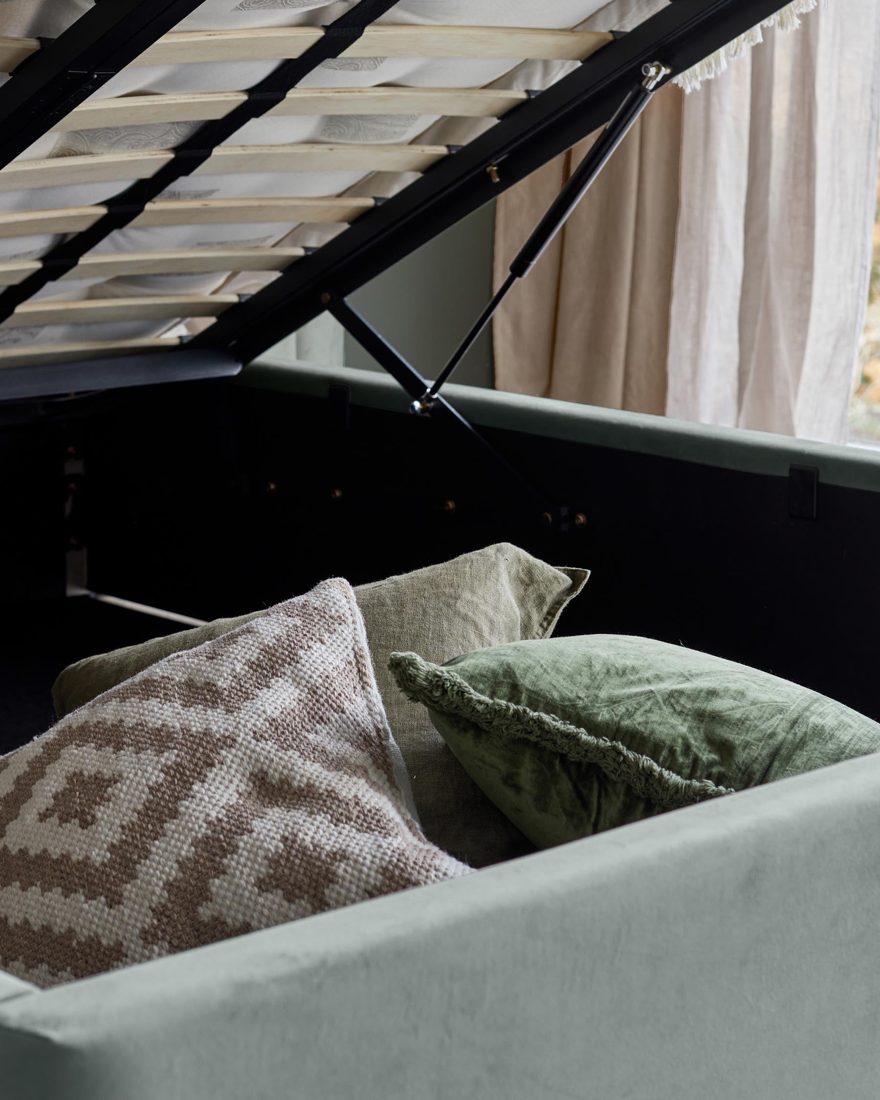 Lit coffre super king en velours vert sauge Amalfi Luxe avec coffre