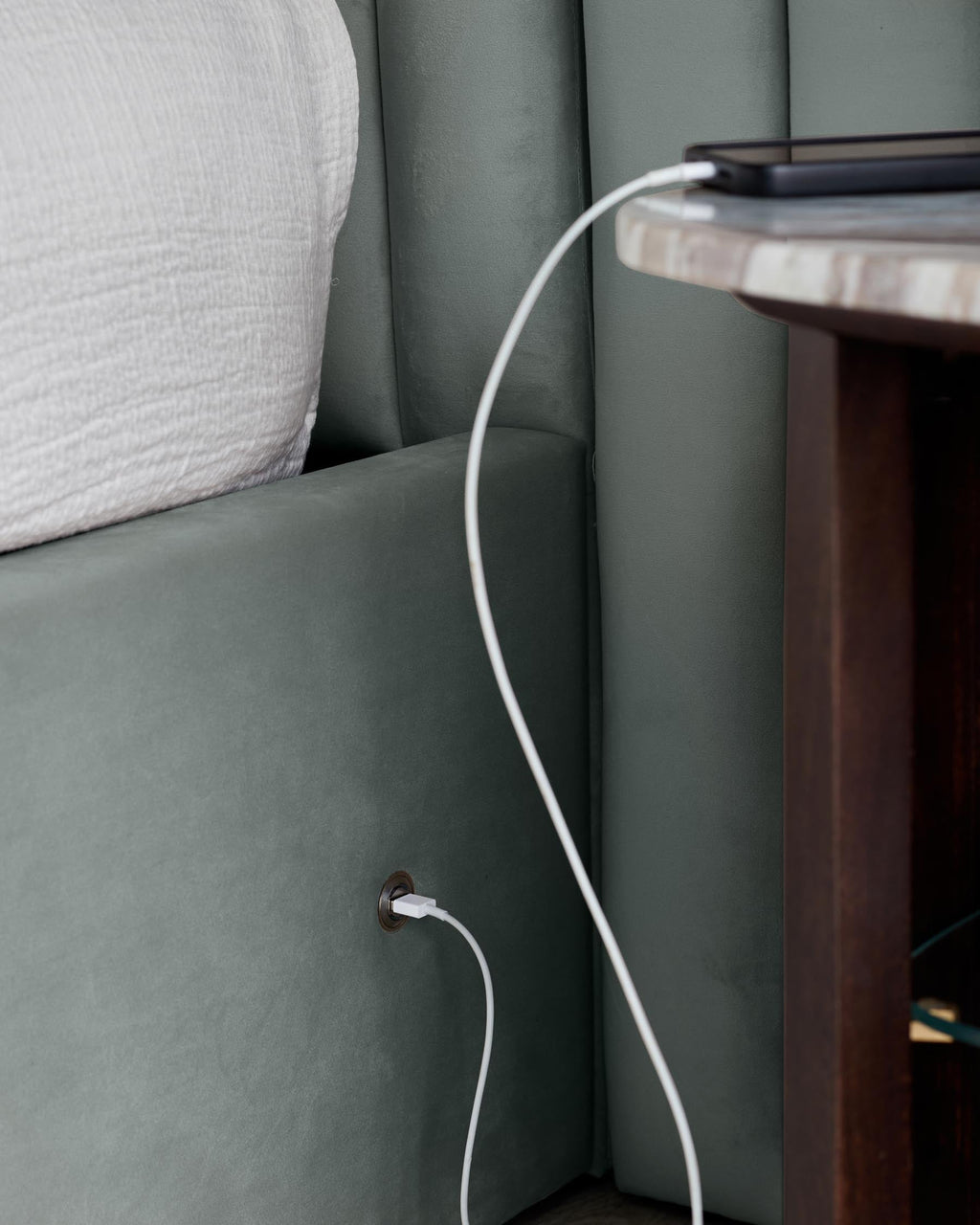 Lit coffre super king en velours vert sauge Amalfi Luxe avec coffre